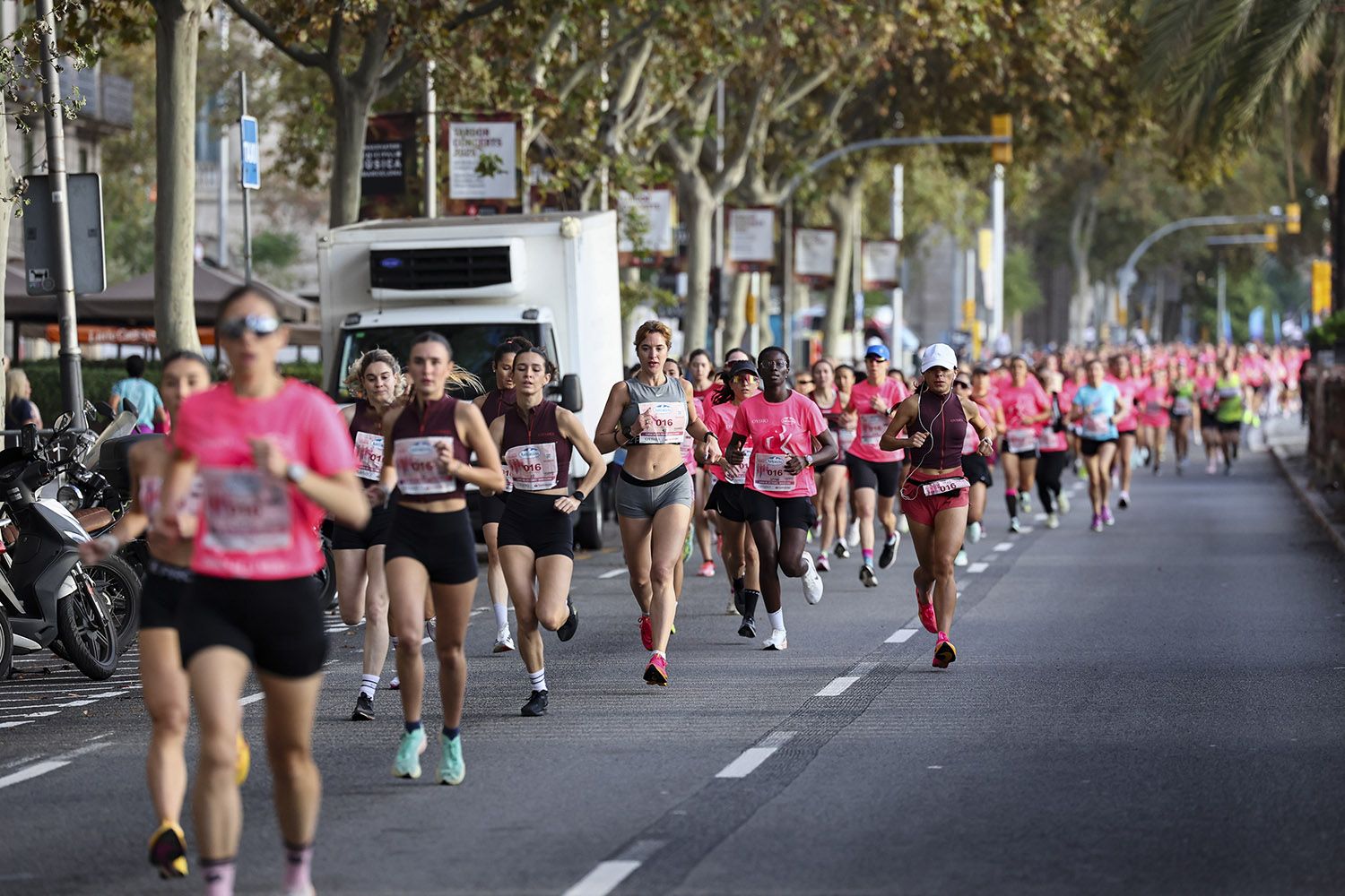 Las mejores fotos del recorrido de la Carrera de la Mujer de Barcelona 2025.JL018085