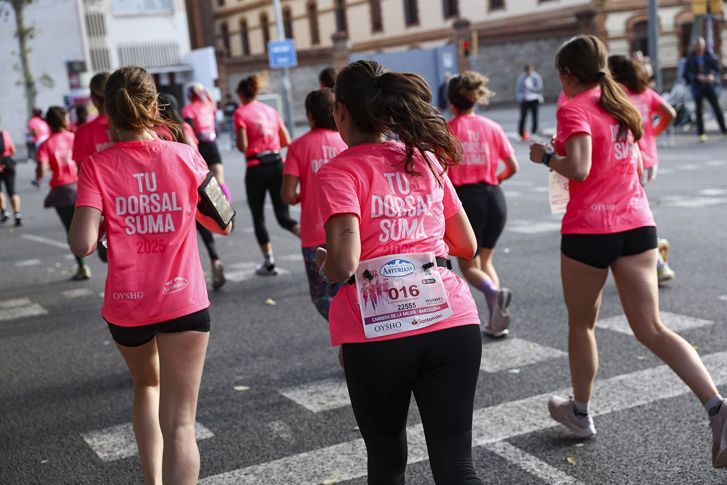 Las mejores fotos del recorrido de la Carrera de la Mujer de Barcelona 2025.JL015708