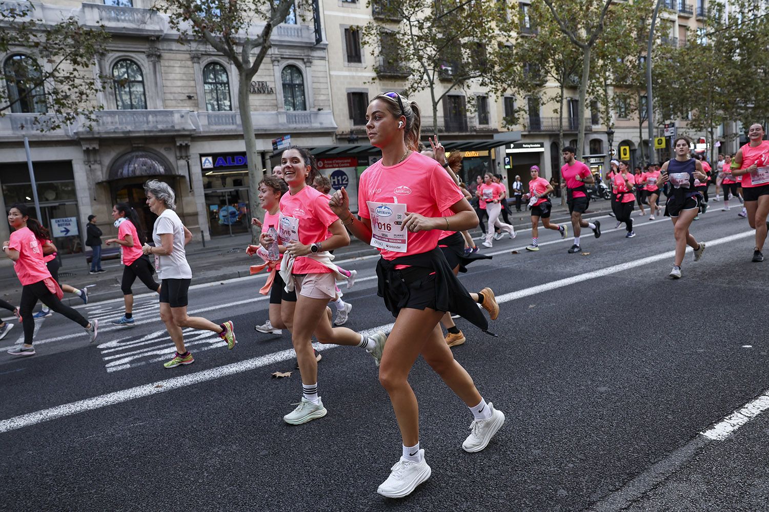 Las mejores fotos del recorrido de la Carrera de la Mujer de Barcelona 2025.JL015559