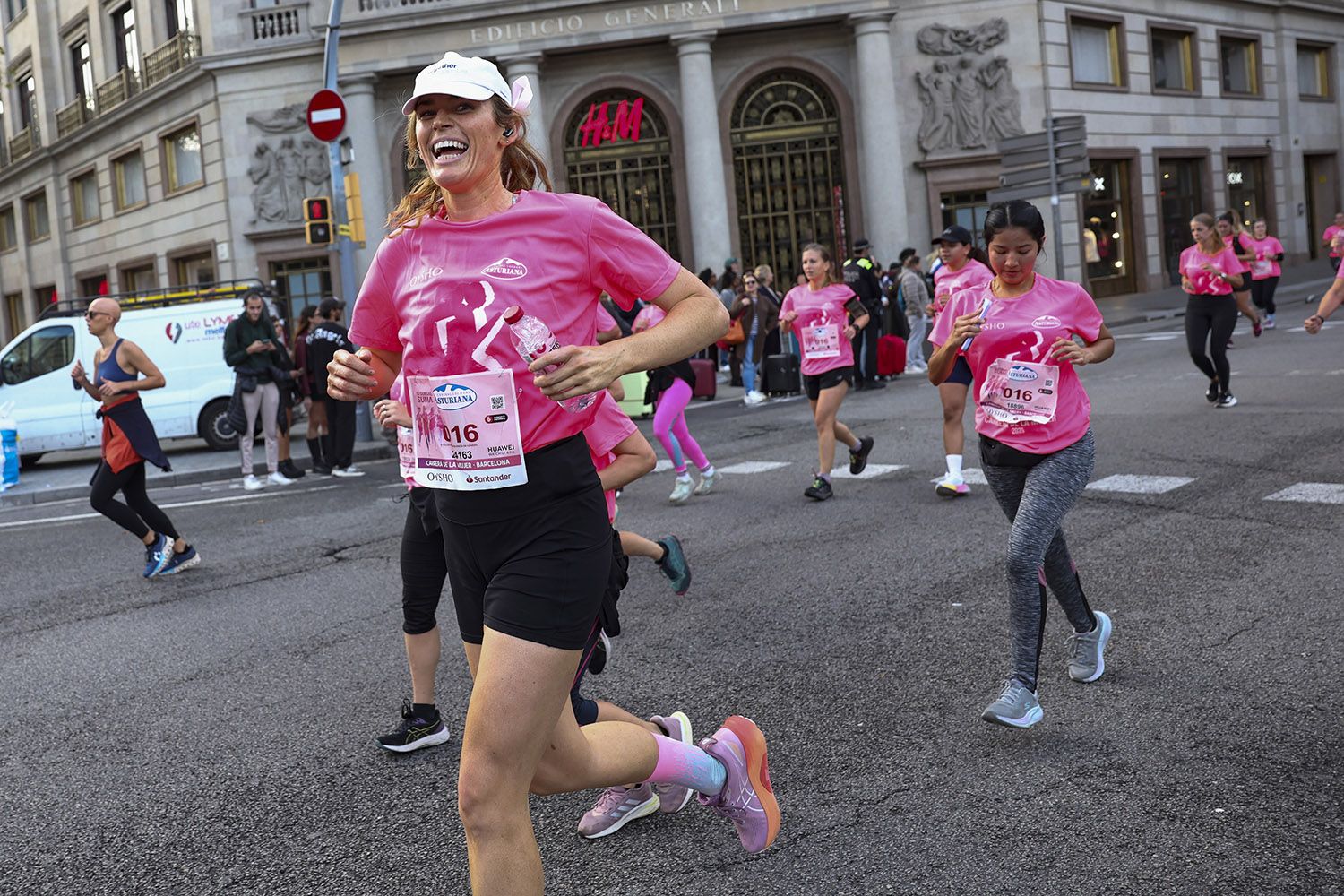 Las mejores fotos del recorrido de la Carrera de la Mujer de Barcelona 2025.JL015486