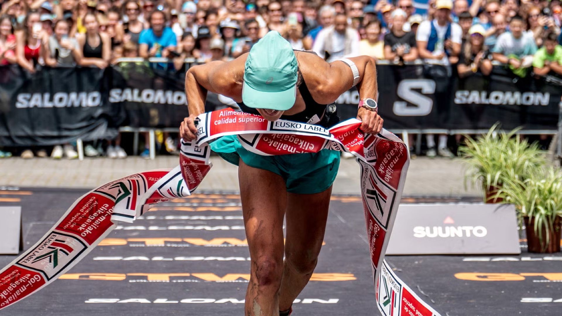 La corredora de montaña Sara Alonso proclamándose de campeona de la Zegama Aizkorri 2025. ORGANIZACIÓN.