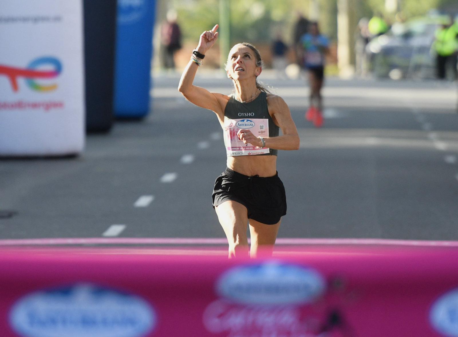 Carmen Gutiérrez, ganadora de la Carrera de la Mujer Central Lechera Asturiana de Sevilla 2025