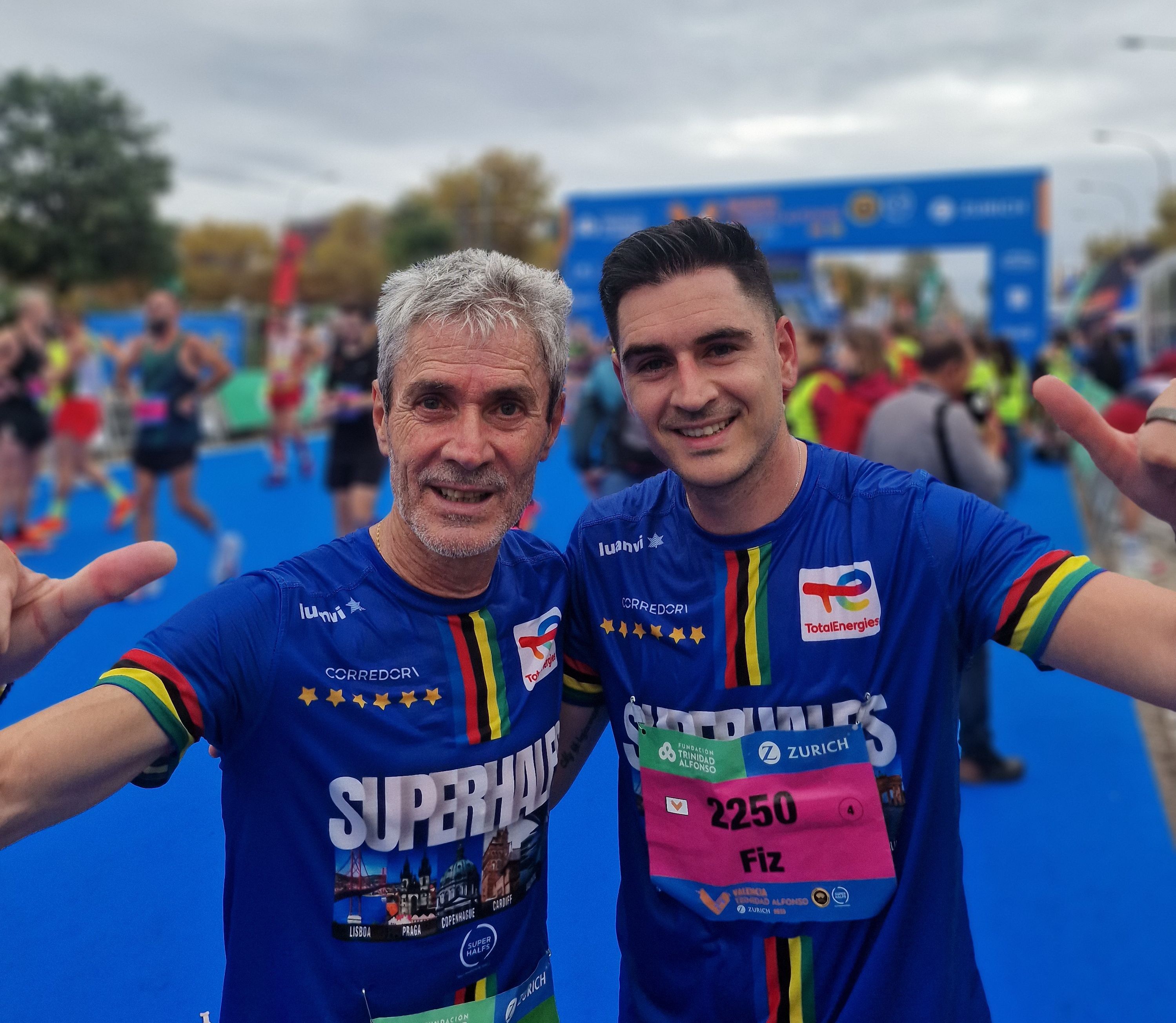 Martín Fiz y Álex Fiz en el Medio Maratón Valencia 2025 / Foto: Álex Calabuig