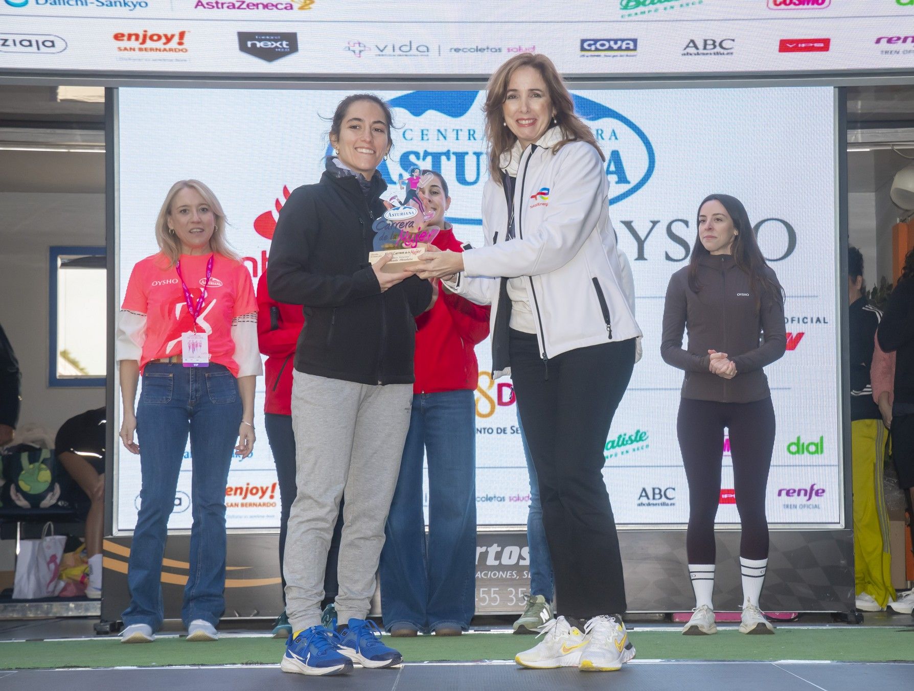 Las mejores fotos de la premiación de la Carrera de la Mujer de Sevilla 2025. 435 JJ UBEDA