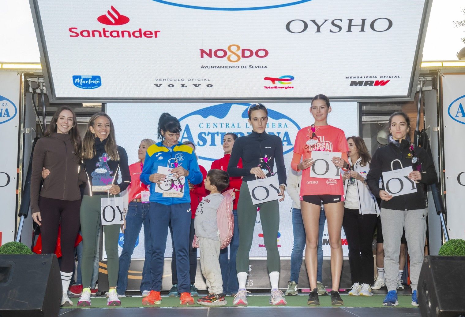 Las mejores fotos de la premiación de la Carrera de la Mujer de Sevilla 2025. 446 JJ UBEDA