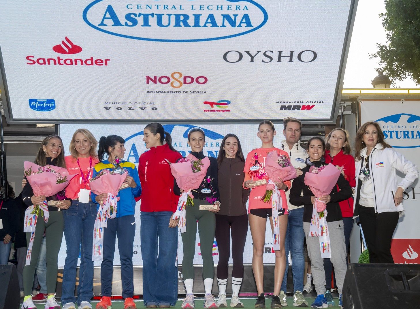 Las mejores fotos de la premiación de la Carrera de la Mujer de Sevilla 2025. 450 JJ UBEDA