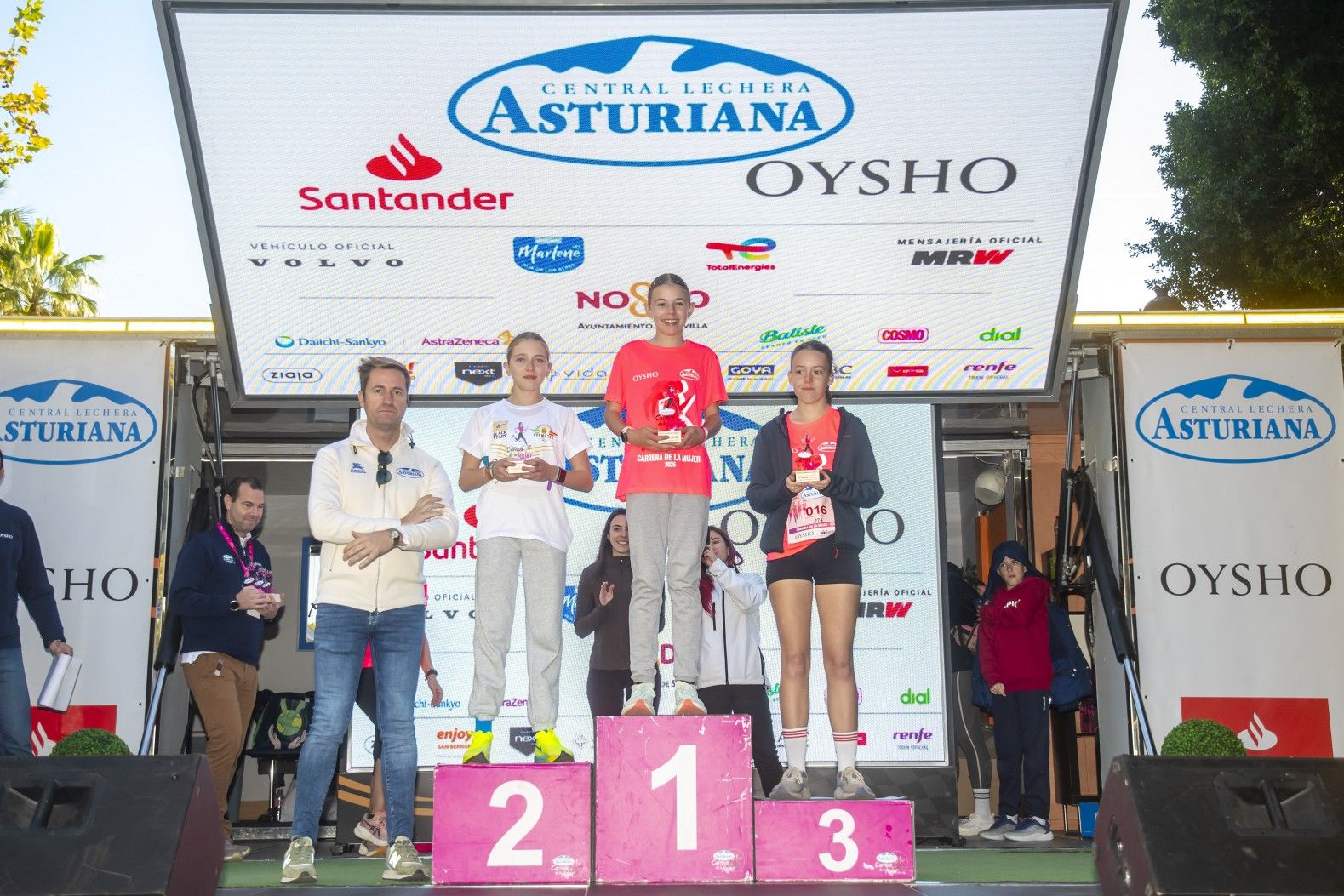 Las mejores fotos de la premiación de la Carrera de la Mujer de Sevilla 2025. 458 JJ UBEDA