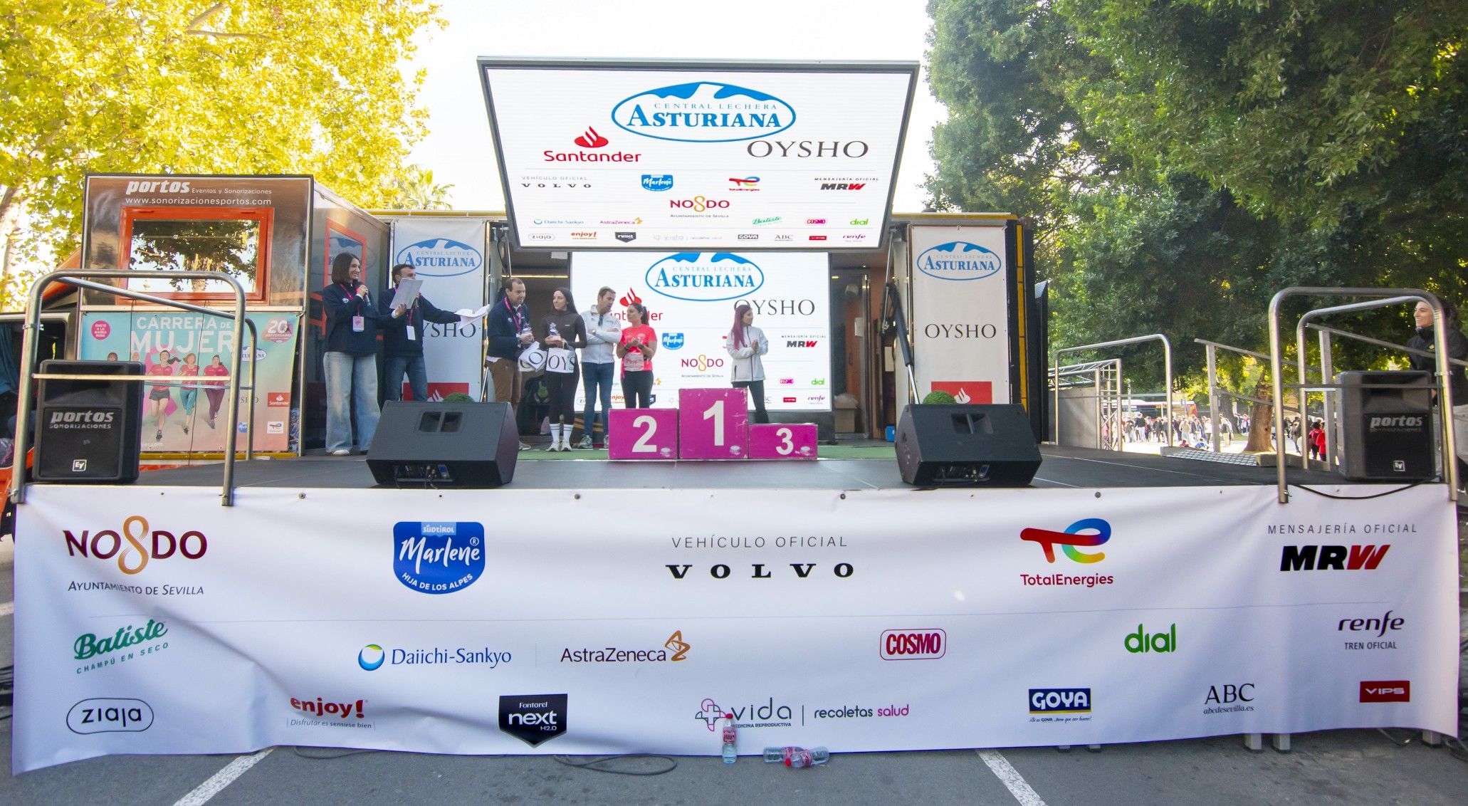 Las mejores fotos de la premiación de la Carrera de la Mujer de Sevilla 2025. 459 JJ UBEDA