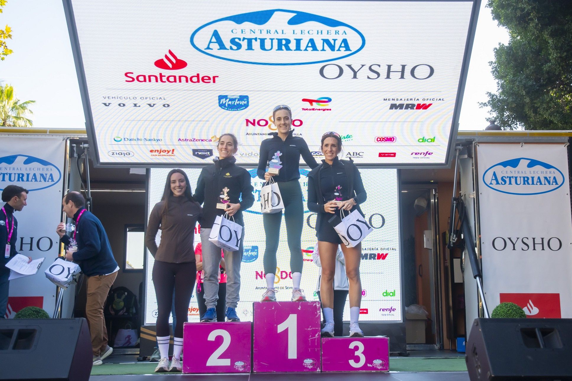 Las mejores fotos de la premiación de la Carrera de la Mujer de Sevilla 2025. 460 JJ UBEDA