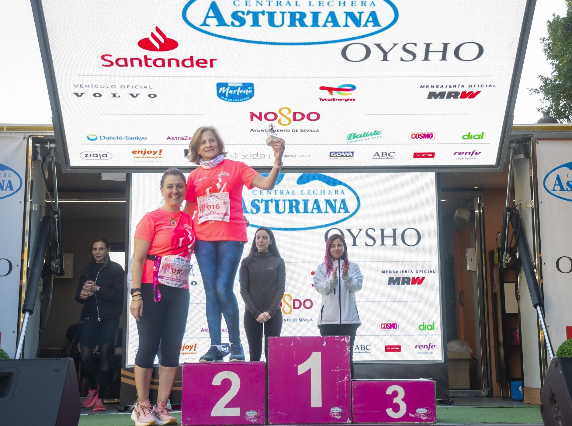 Las mejores fotos de la premiación de la Carrera de la Mujer de Sevilla 2025. 470 JJ UBEDA