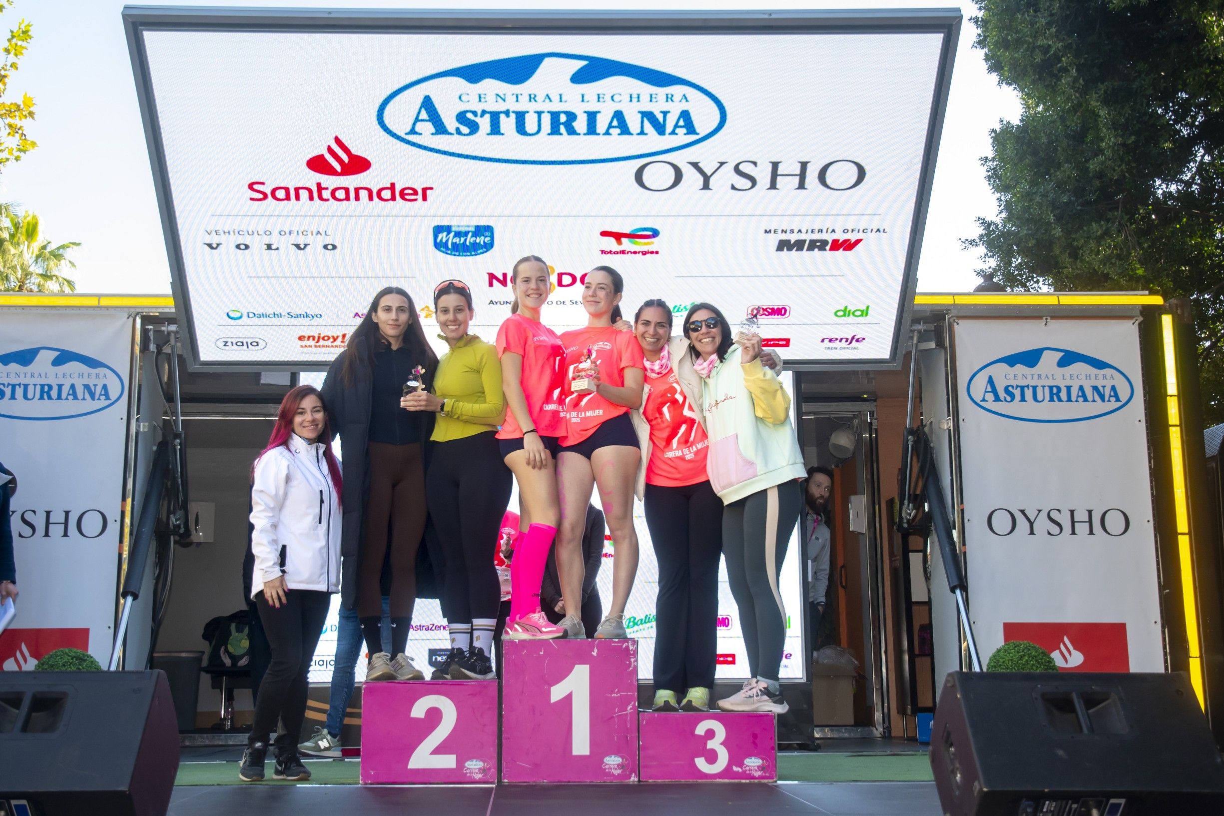 Las mejores fotos de la premiación de la Carrera de la Mujer de Sevilla 2025. 480 JJ UBEDA