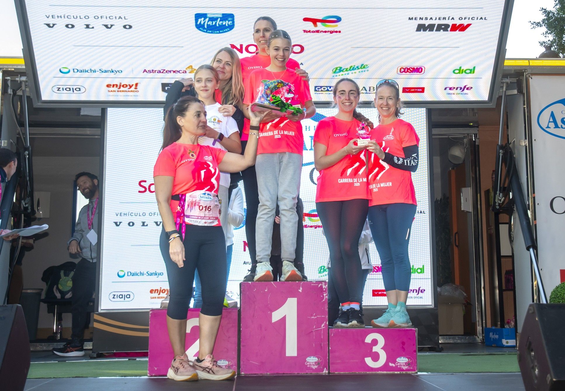 Las mejores fotos de la premiación de la Carrera de la Mujer de Sevilla 2025. 484 JJ UBEDA