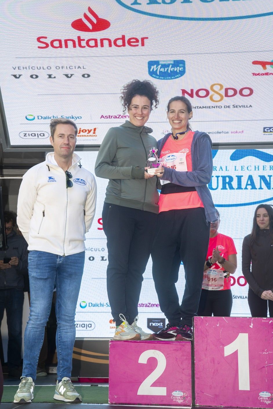 Las mejores fotos de la premiación de la Carrera de la Mujer de Sevilla 2025. 490 JJ UBEDA