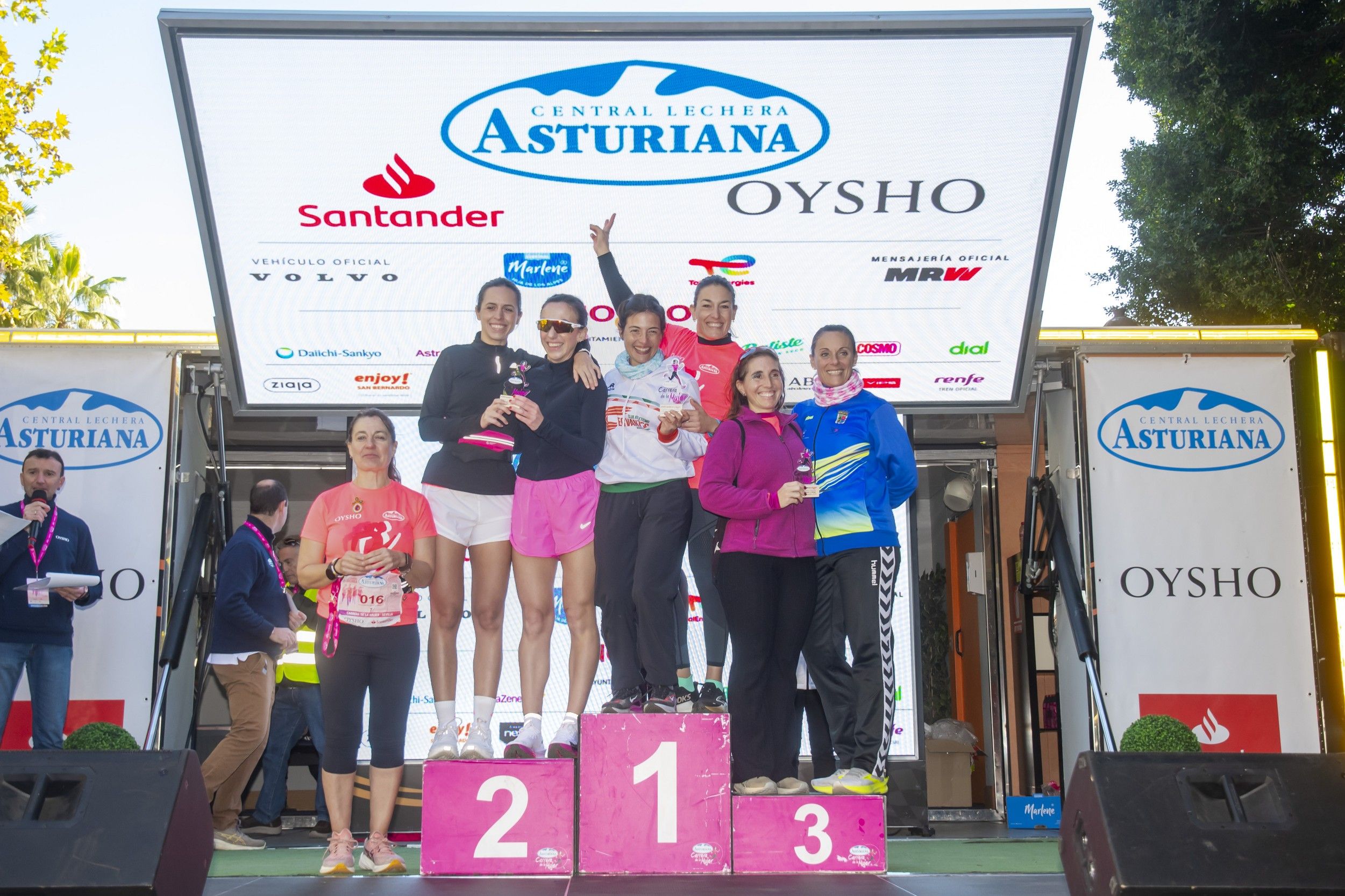 Las mejores fotos de la premiación de la Carrera de la Mujer de Sevilla 2025. 492 JJ UBEDA