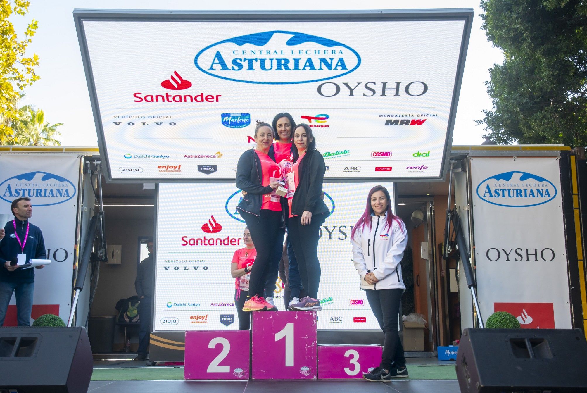 Las mejores fotos de la premiación de la Carrera de la Mujer de Sevilla 2025. 495 JJ UBEDA