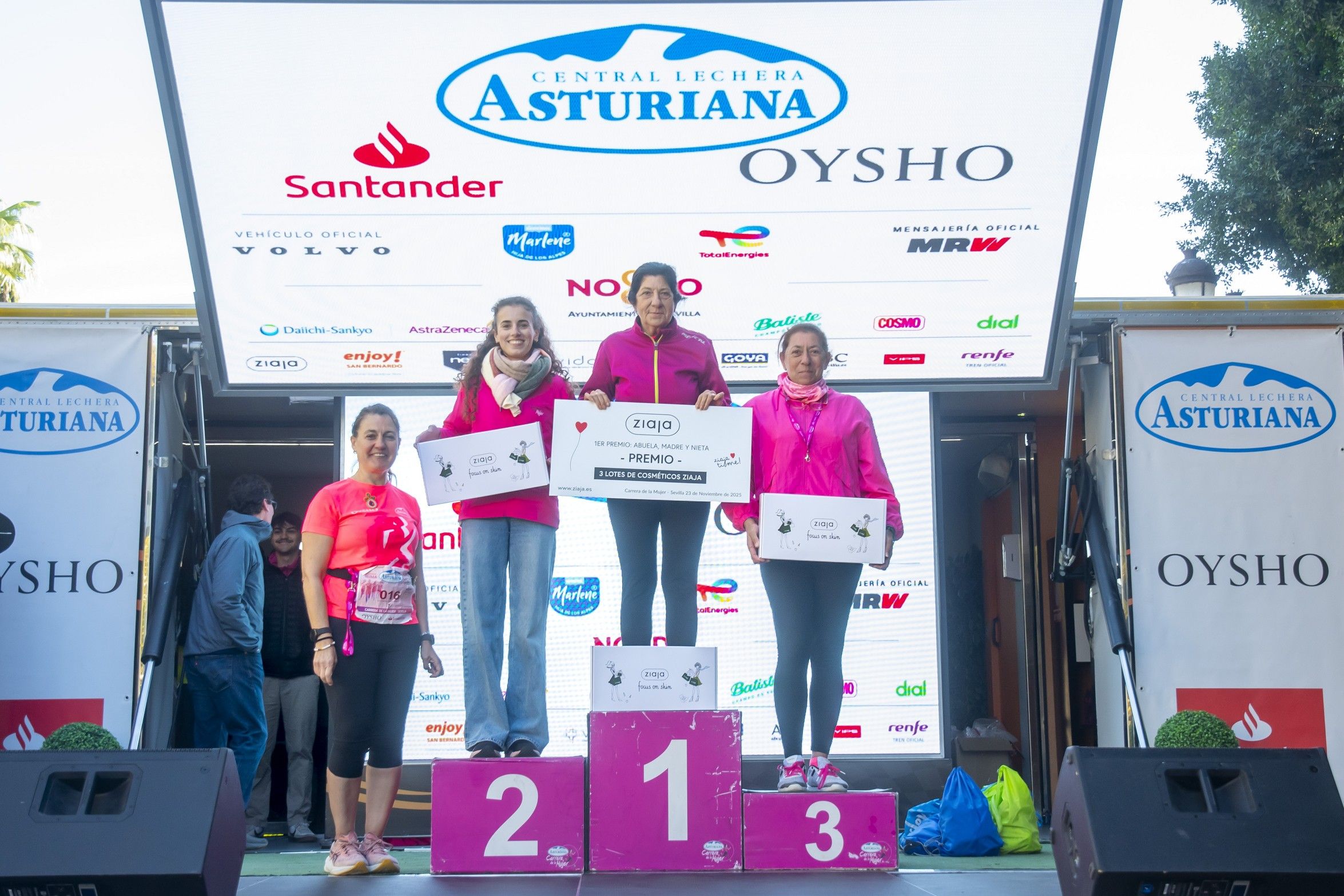 Las mejores fotos de la premiación de la Carrera de la Mujer de Sevilla 2025. 505 JJ UBEDA