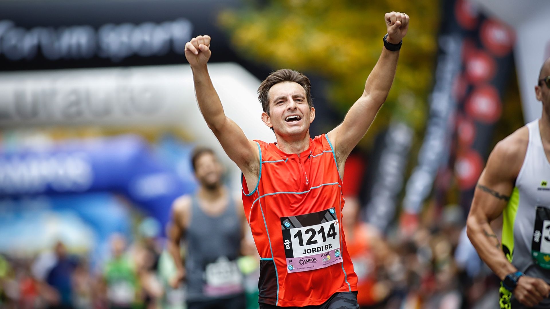 Así, con dorsal, como este chico que muestra su alegría al terminar la Behobia San Sebastián, es como se deberían correr todas las carreras; es una cuestión de respeto. FÉLIX SÁNCHEZ