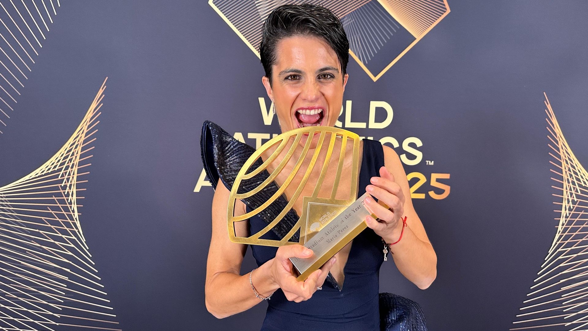 La española María Pérez, doble campeona del mundo de marcha en Tokio en 20 y 35 kilómetros, fue este domingo galardonada como 'mejor atleta del año fuera del estadio  2025. RFEA.