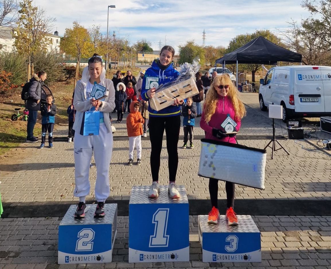 Podio femenino de la Legua Navideña de la Familia 2025