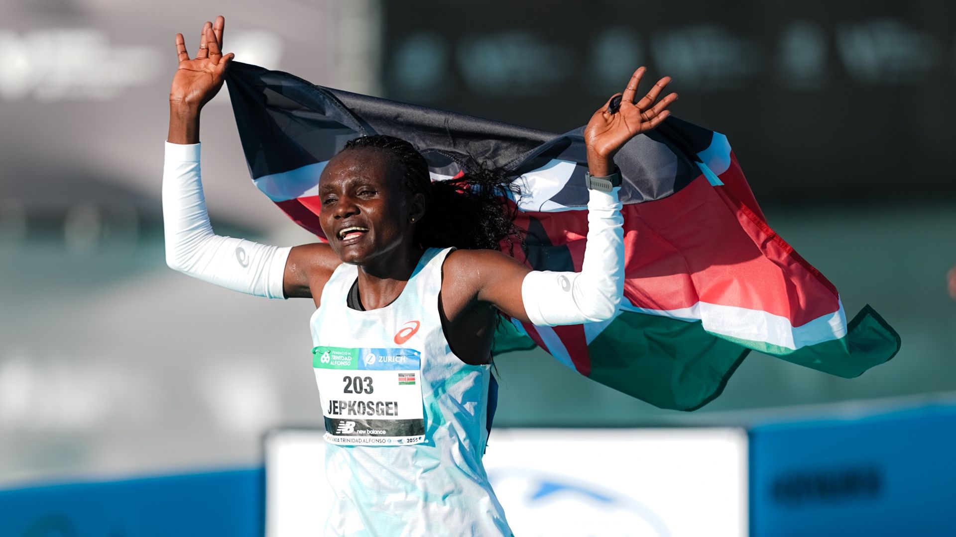 Joyciline Jepkosgei venciendo el Maratón de Valencia 2025 con récord de la prueba. SPORTMEDIA. Joyciline Jepkosgei venciendo el Maratón de Valencia 2025 con récord de la prueba. SPORTMEDIA.