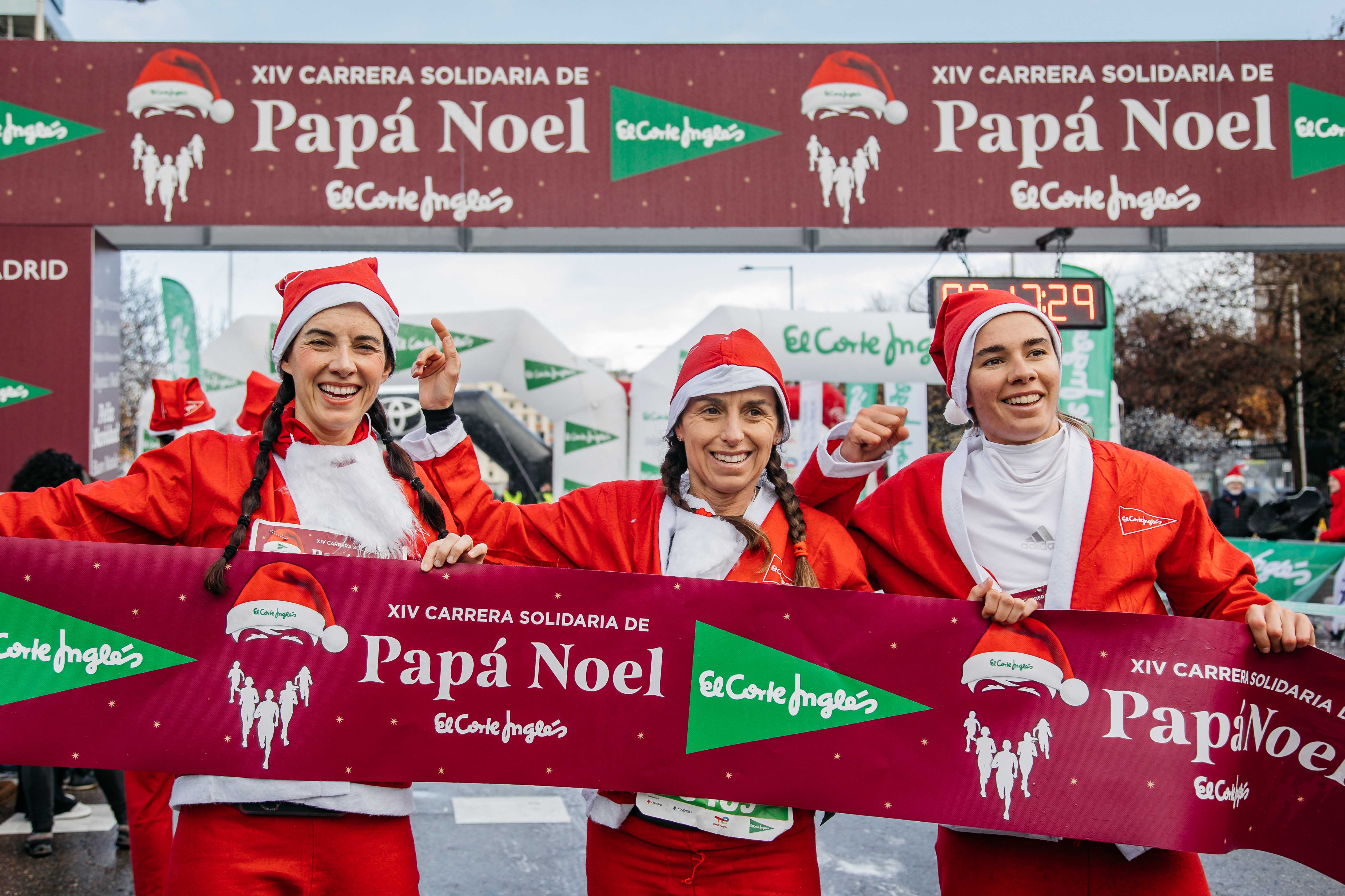 Las tres primeras clasificadas en la Carrera de Papá Noel 2025 / Foto: LateMiLente
