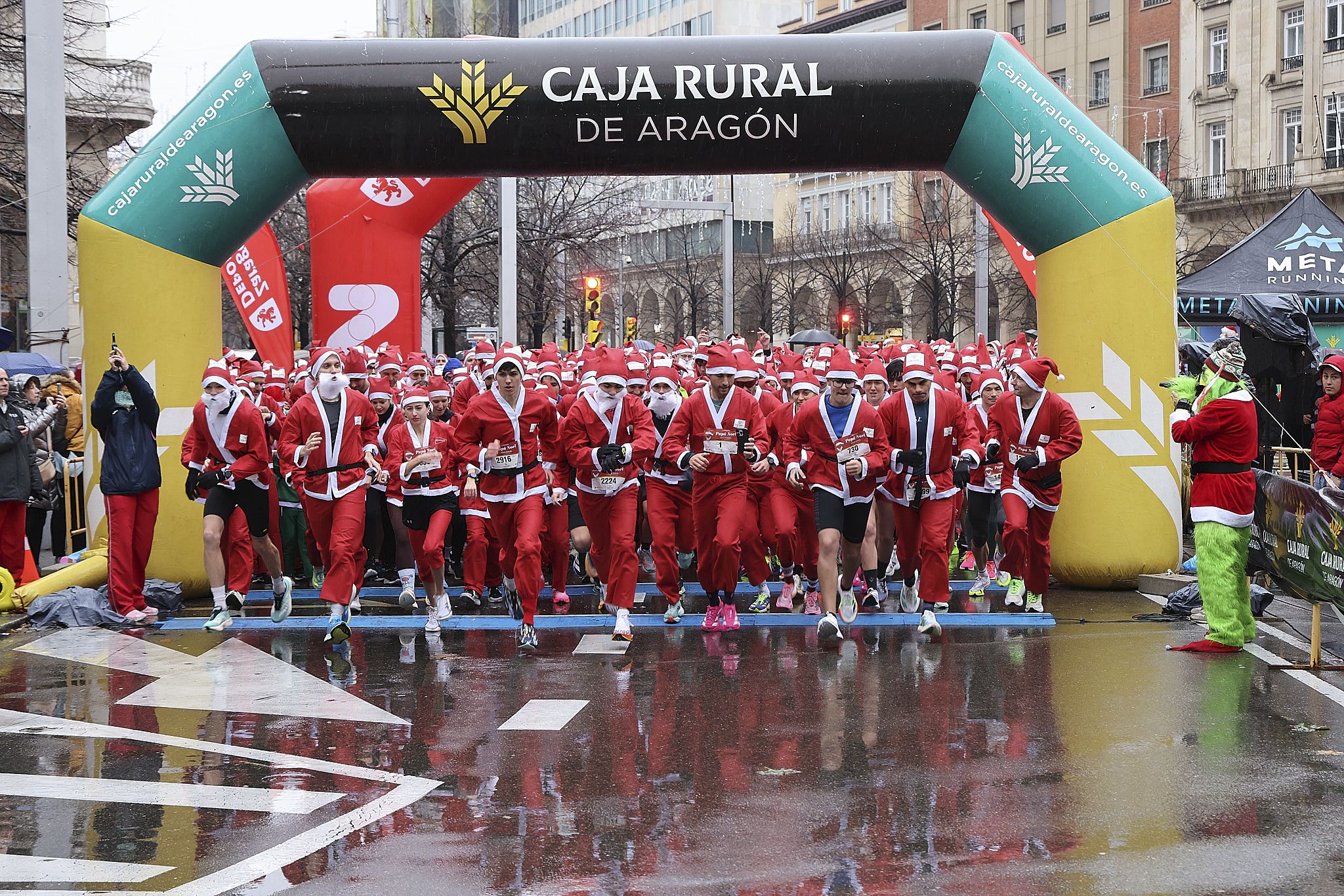 Las mejores fotos de la Carrera de Papá Noel Caja Rural de Aragón. 051