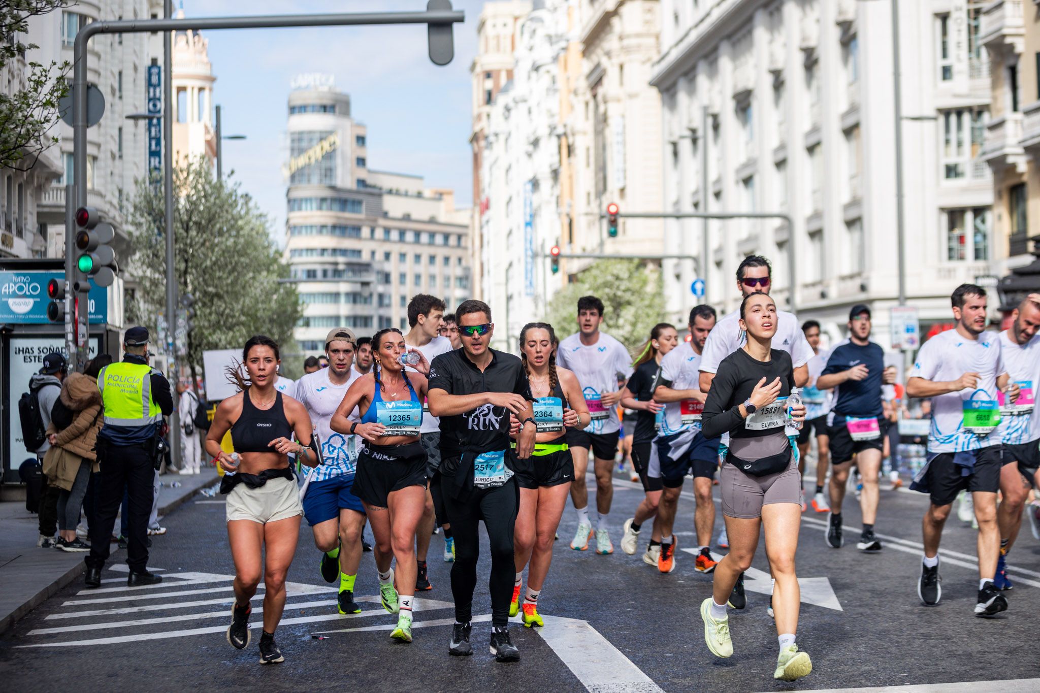 Corredores del Movistar Madrid Medio Maratón a su paso por la Gran Via