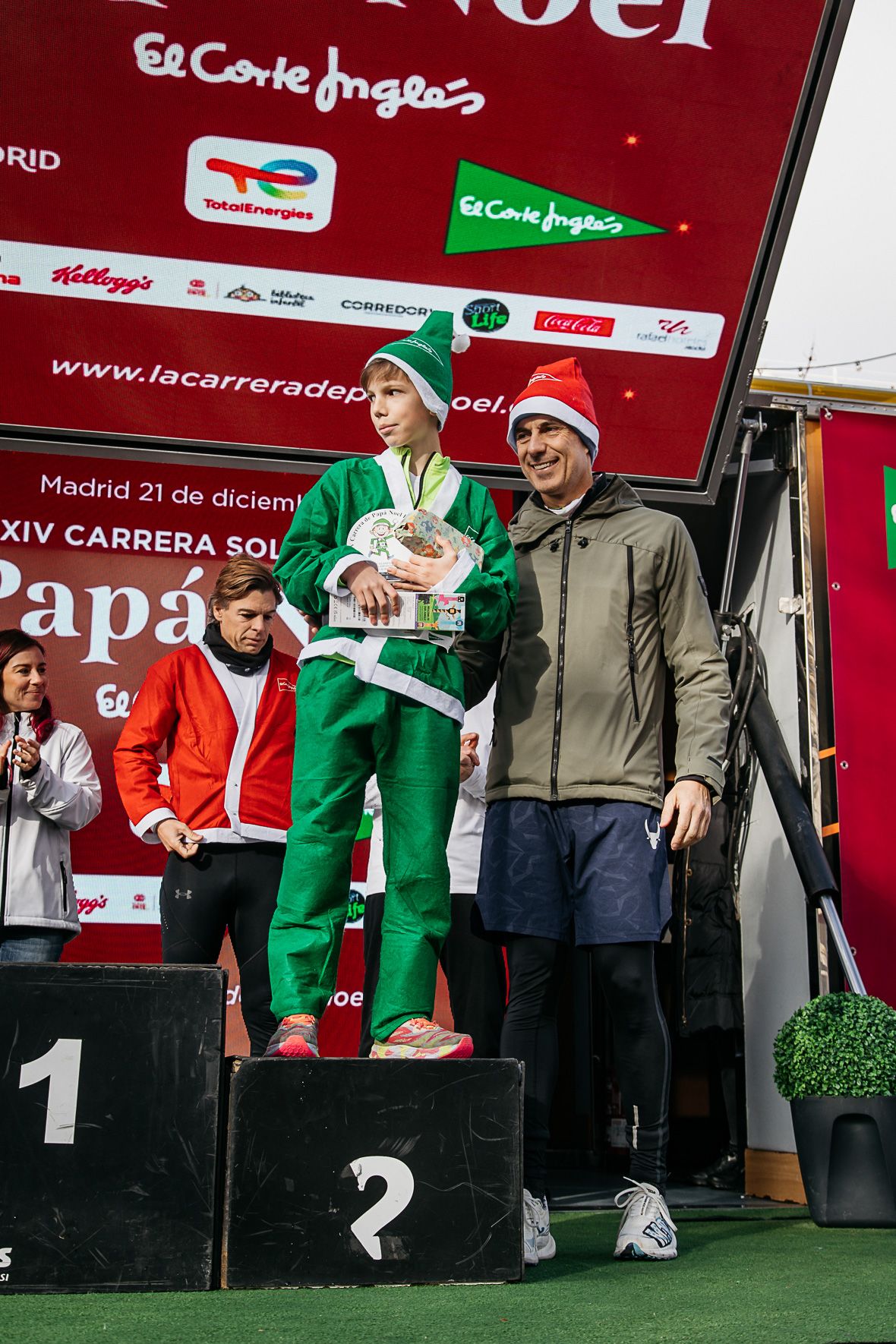 Las fotos de la premiación de la Carrera de Papá Noel de Madrid 2025.Late mi Lente 12