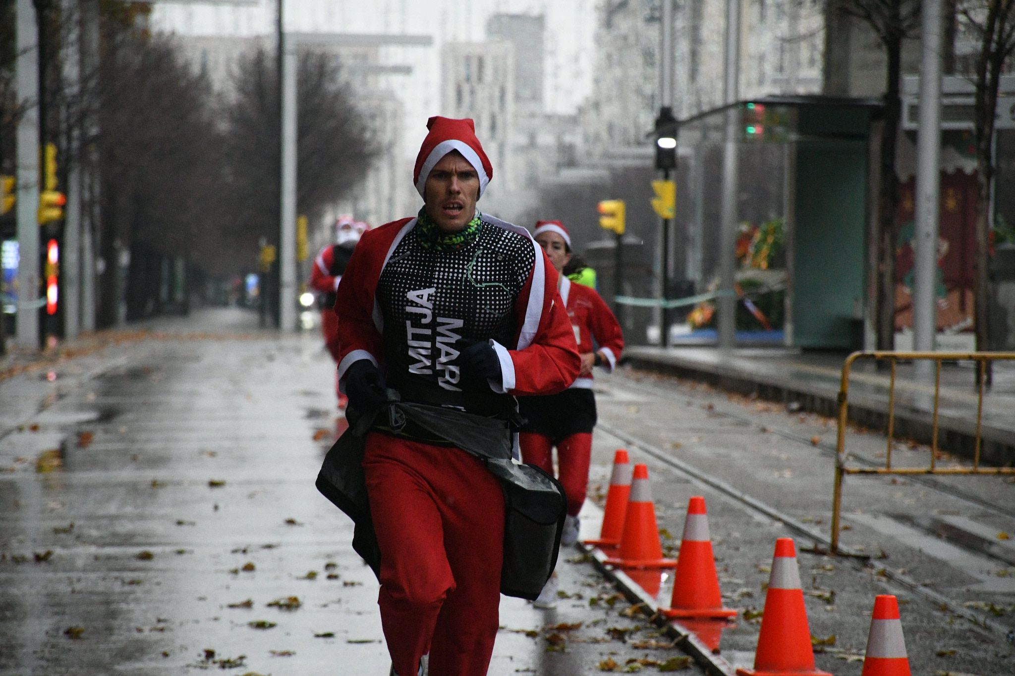 Las mejores fotos de la Carrera de Papá Noel de Zaragoza 2025. Independencia. 3897
