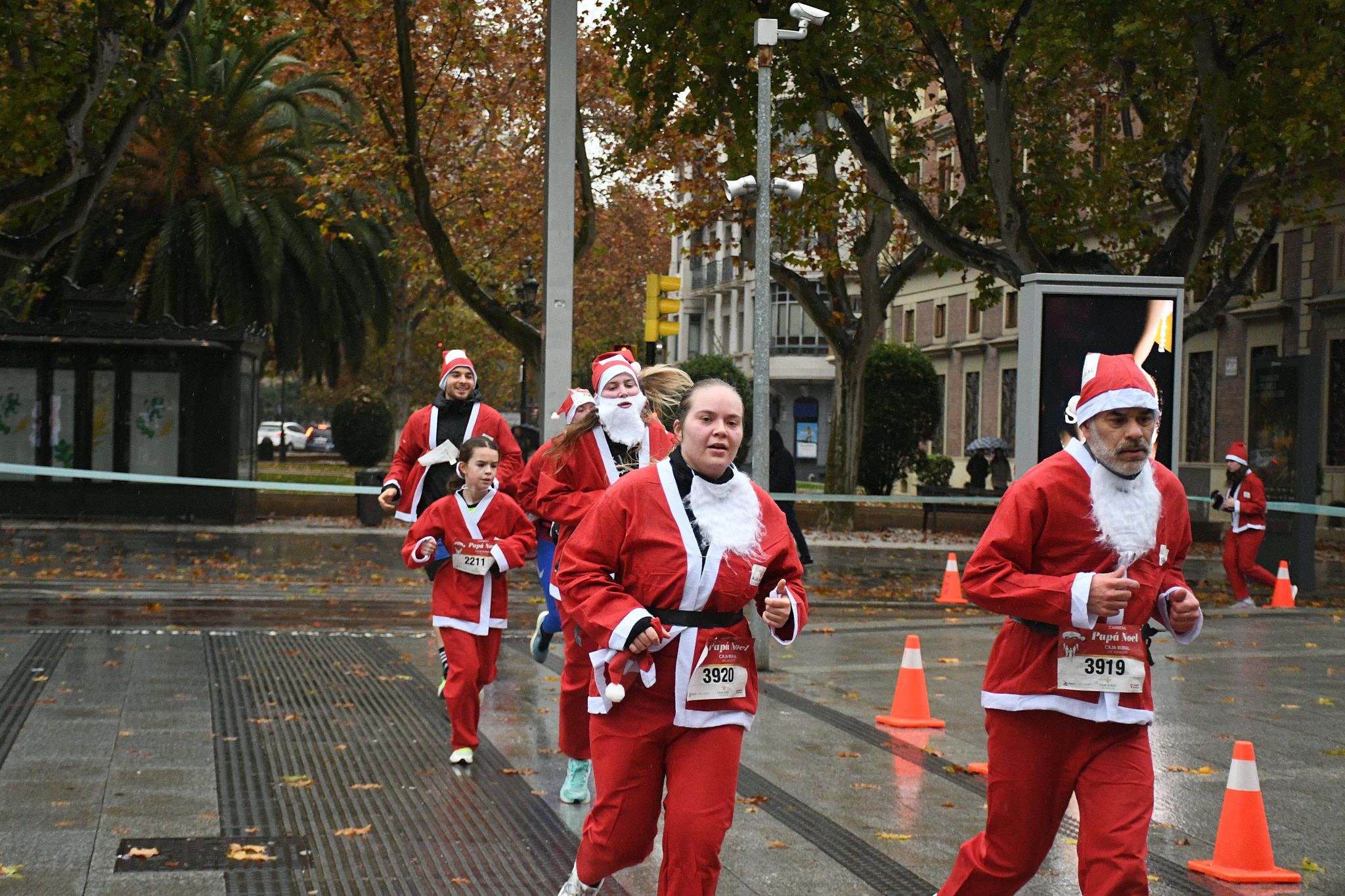 Las mejores fotos de la Carrera de Papá Noel de Zaragoza 2025. Independencia. 4239