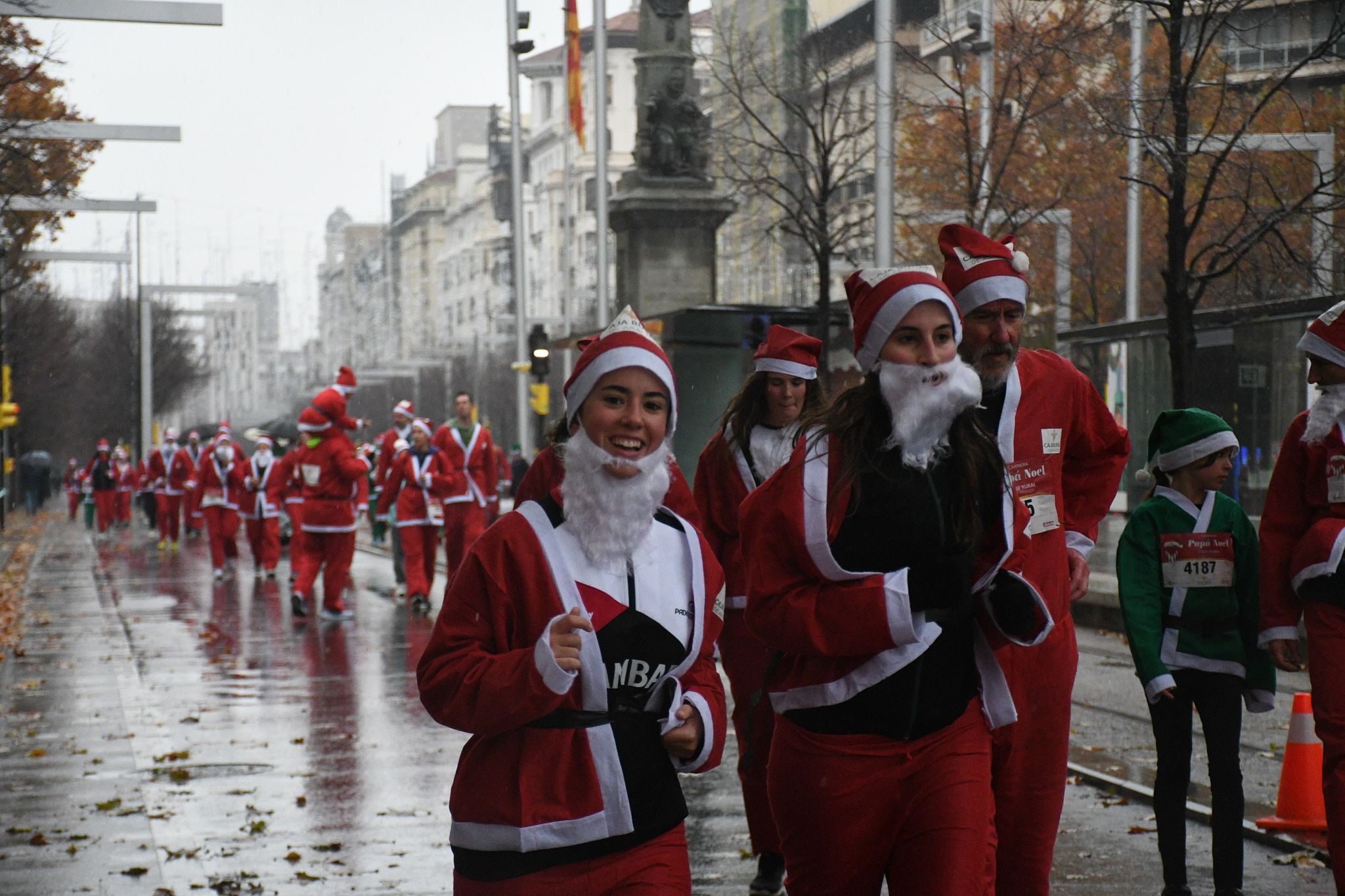 Las mejores fotos de la Carrera de Papá Noel de Zaragoza 2025. Independencia. 4471