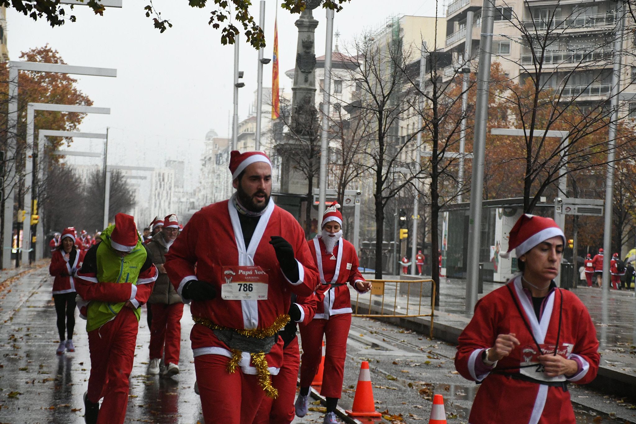 Las mejores fotos de la Carrera de Papá Noel de Zaragoza 2025. Independencia. 4253