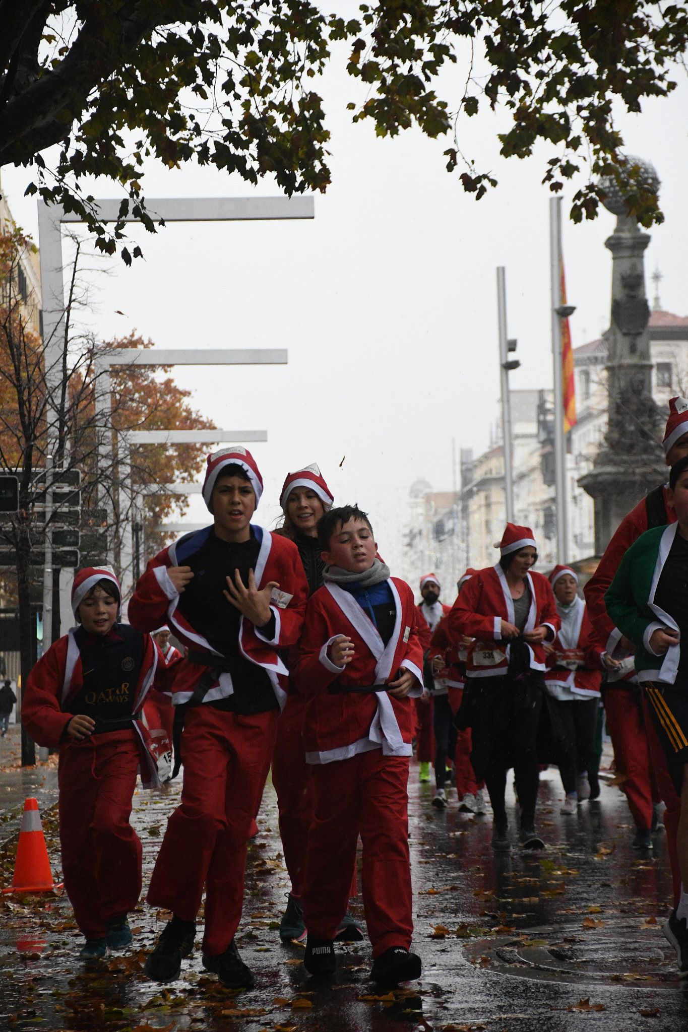 Las mejores fotos de la Carrera de Papá Noel de Zaragoza 2025. Independencia. 4268
