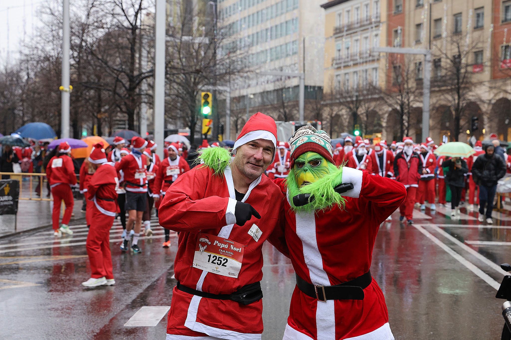 Las mejores fotos de la Carrera de Papá Noel de Zaragoza 2025. Plaza España. 0026