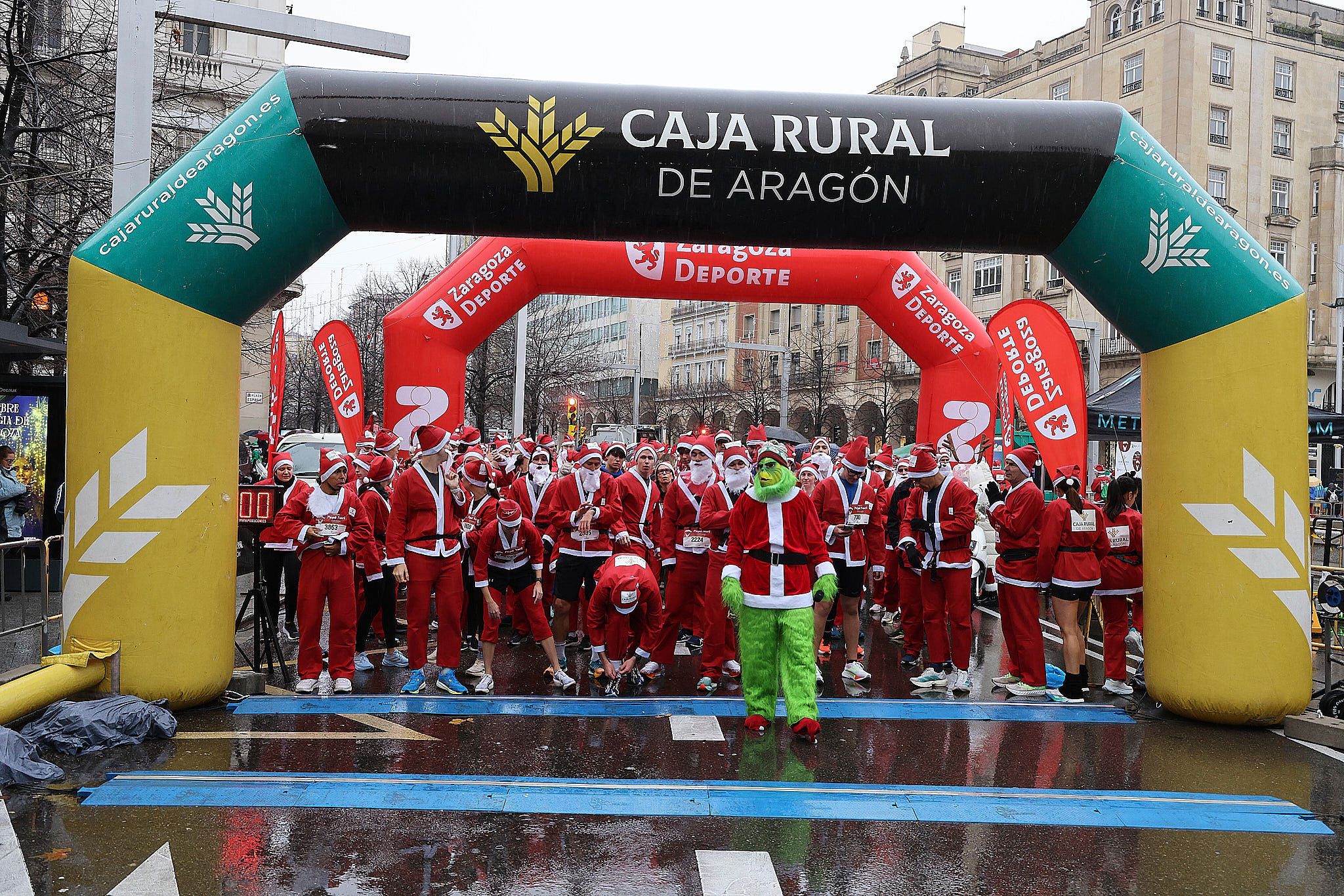 Las mejores fotos de la Carrera de Papá Noel de Zaragoza 2025. Plaza España. 0027