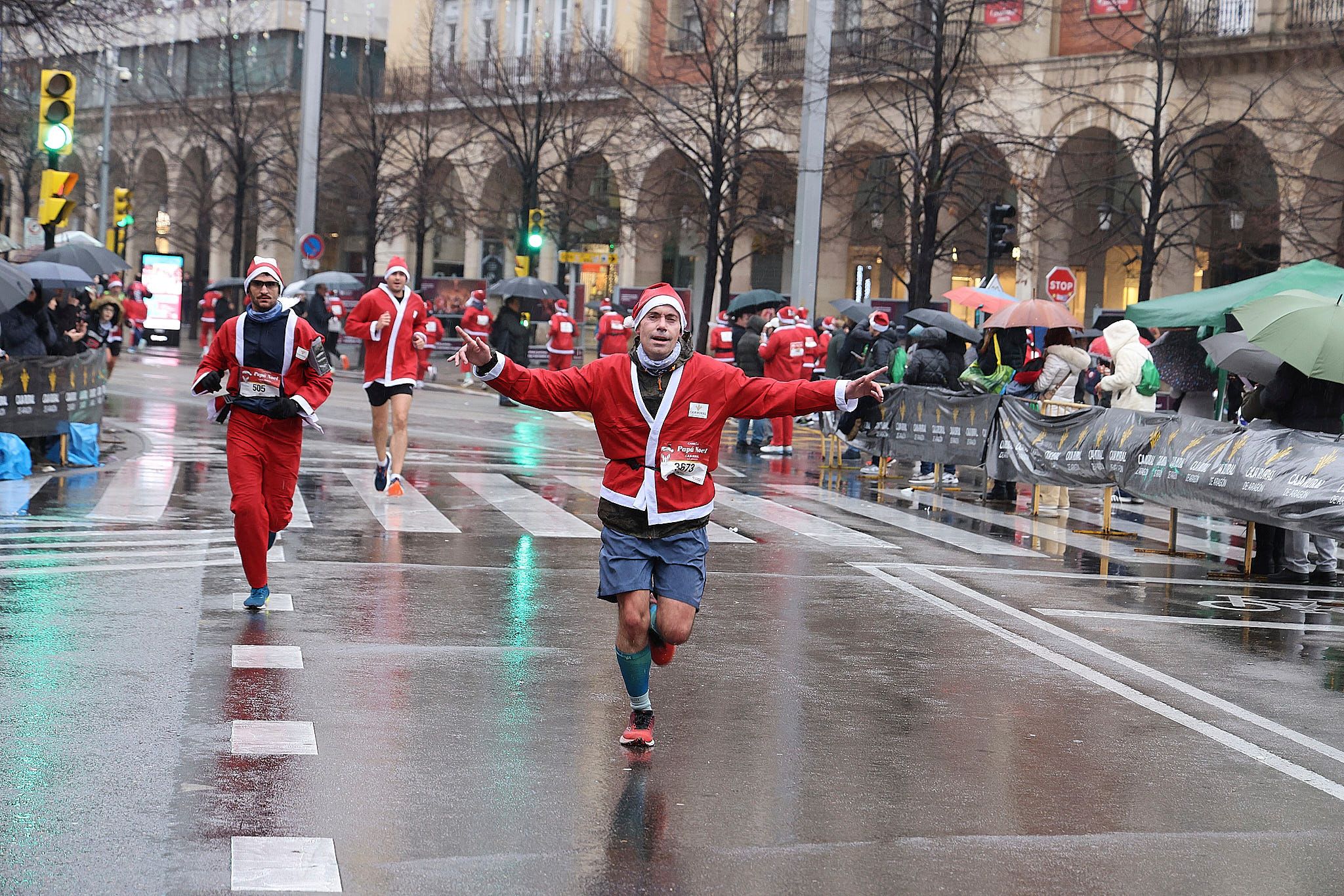 Las mejores fotos de la Carrera de Papá Noel de Zaragoza 2025. Plaza España. 0188