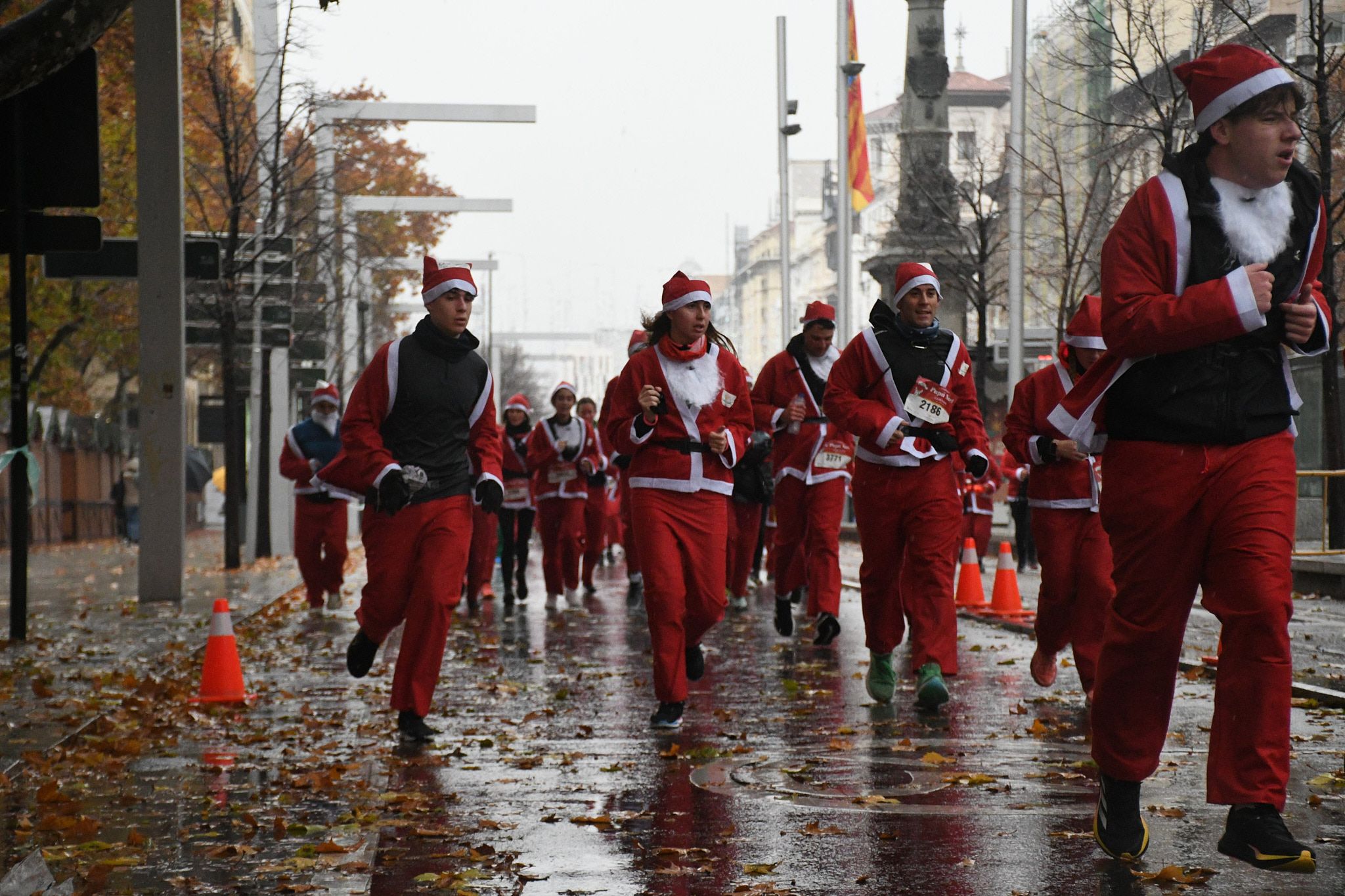 Las mejores fotos de la Carrera de Papá Noel de Zaragoza 2025. Independencia. 4282