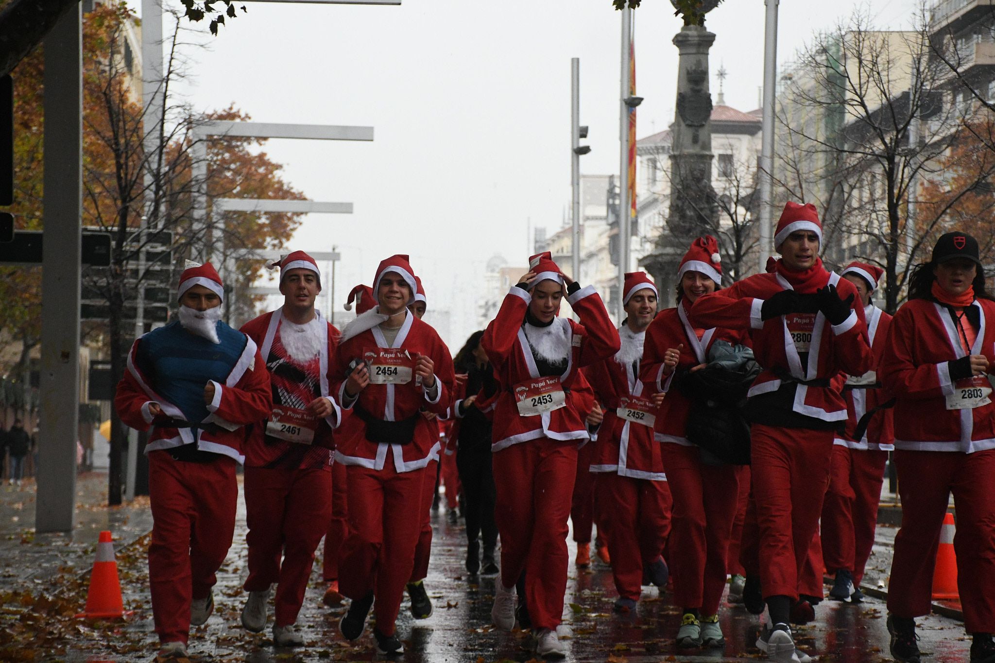 Las mejores fotos de la Carrera de Papá Noel de Zaragoza 2025. Independencia. 4283