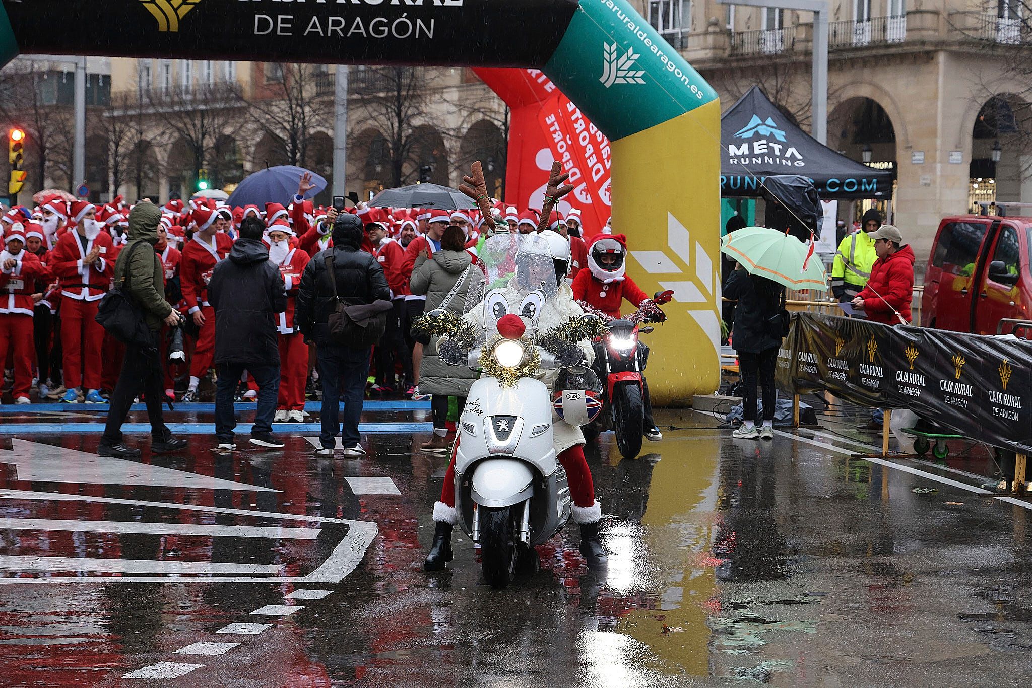 Las mejores fotos de la Carrera de Papá Noel de Zaragoza 2025. Plaza España. 0035