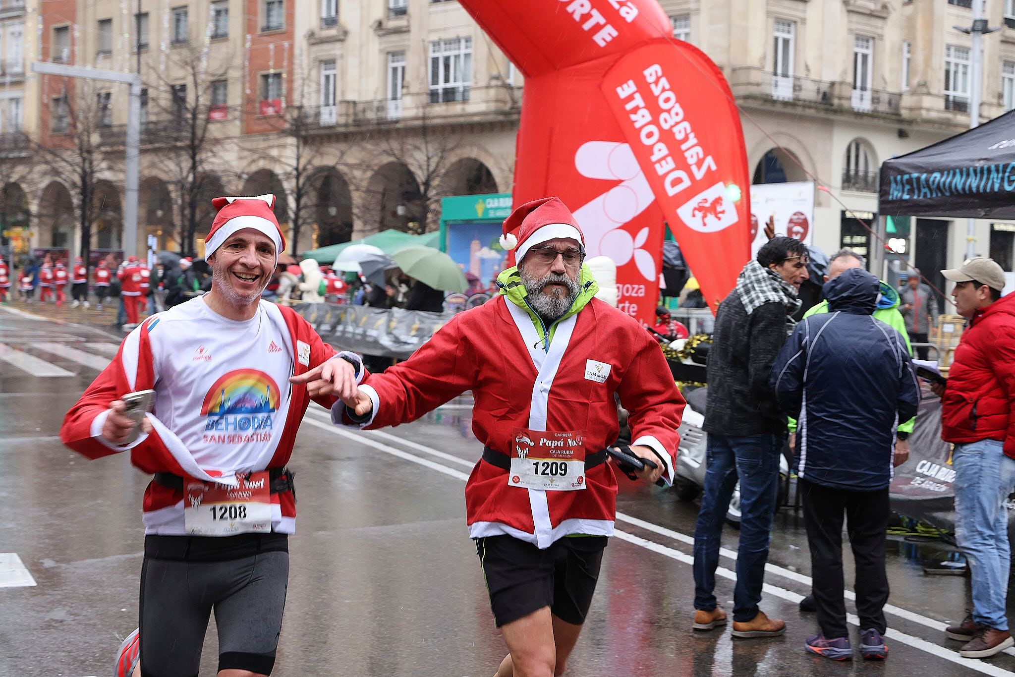 Las mejores fotos de la Carrera de Papá Noel de Zaragoza 2025. Plaza España. 0192