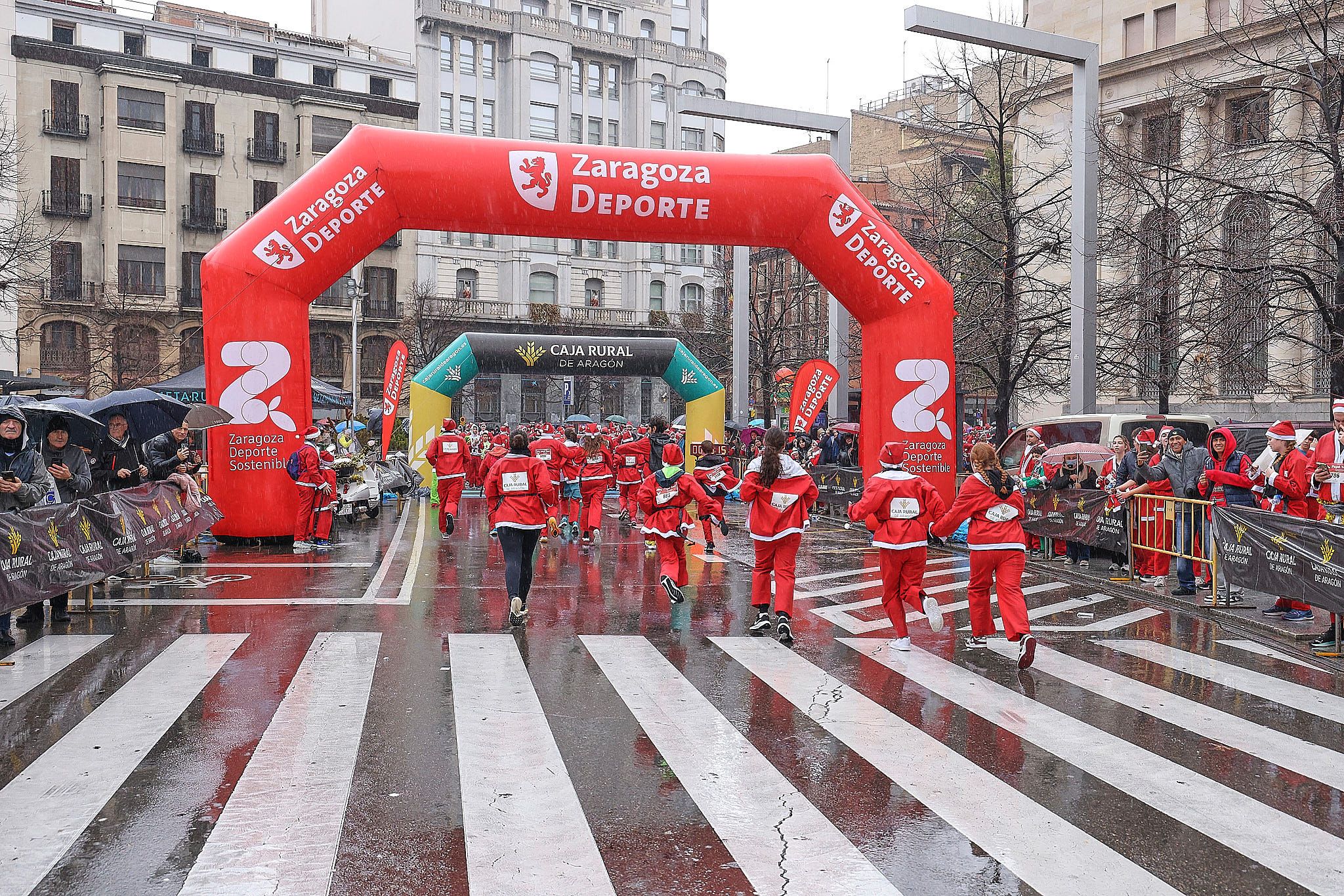 Las mejores fotos de la Carrera de Papá Noel de Zaragoza 2025. Plaza España. 0390