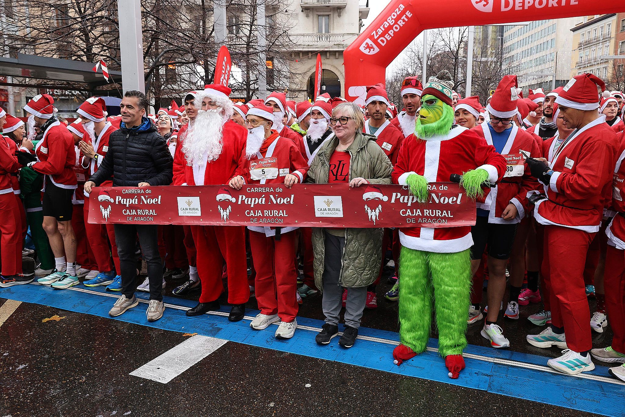 Las mejores fotos de la Carrera de Papá Noel de Zaragoza 2025. Plaza España. 0039