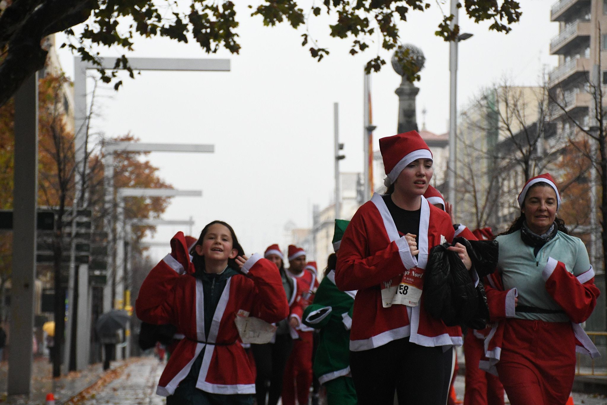 Las mejores fotos de la Carrera de Papá Noel de Zaragoza 2025. Independencia. 4289