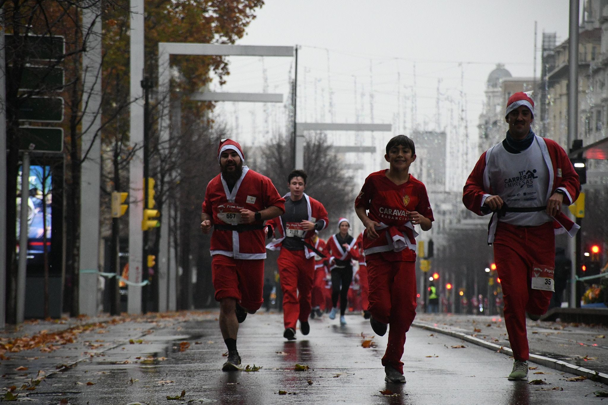 Las mejores fotos de la Carrera de Papá Noel de Zaragoza 2025. Independencia. 4015