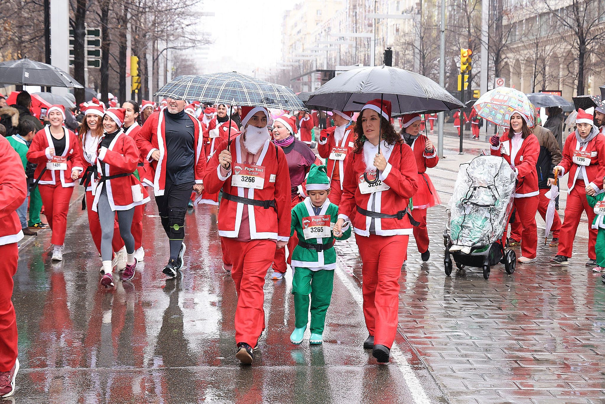Las mejores fotos de la Carrera de Papá Noel de Zaragoza 2025. Plaza España. 0551