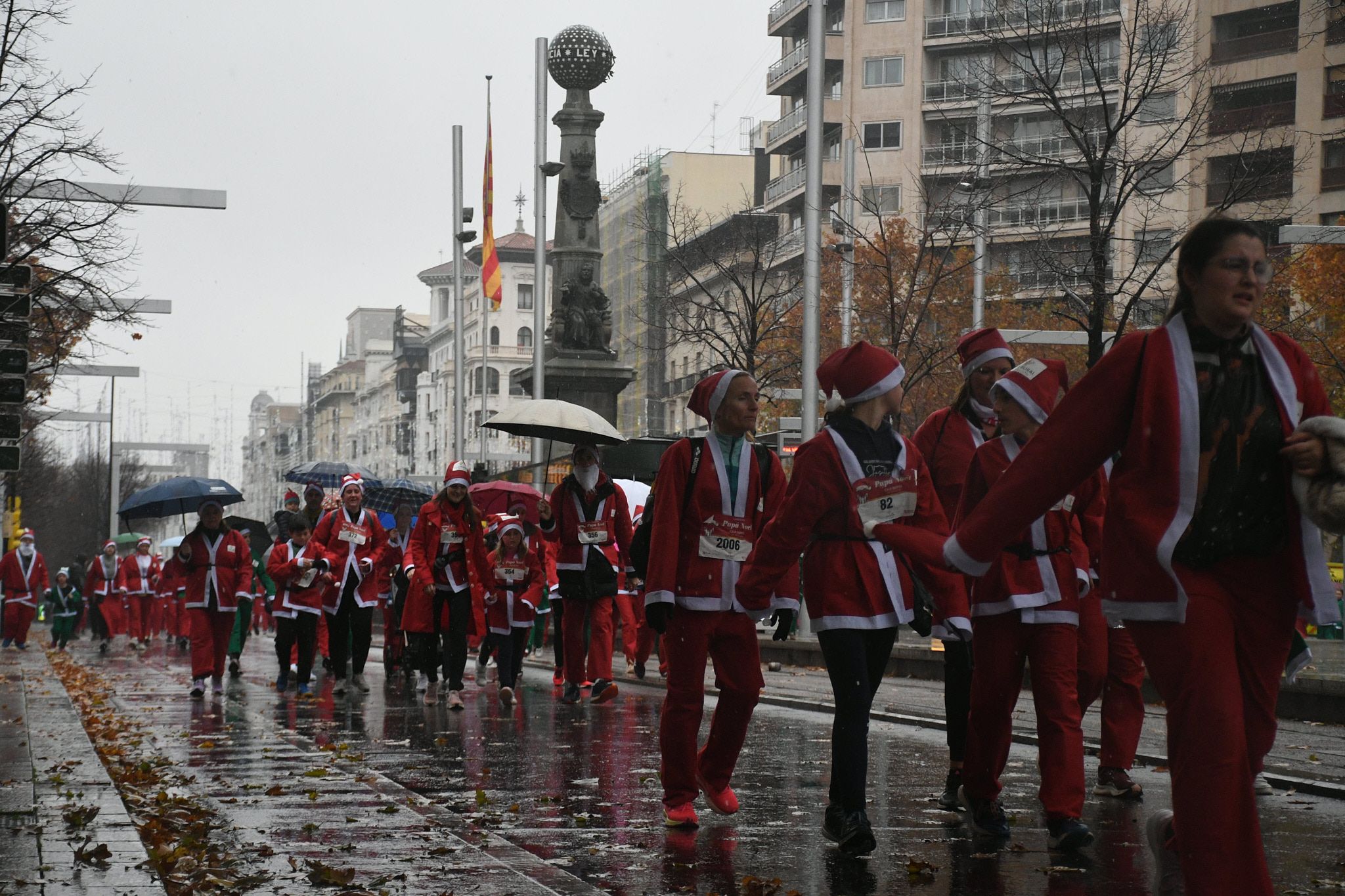 Las mejores fotos de la Carrera de Papá Noel de Zaragoza 2025. Independencia. 4543