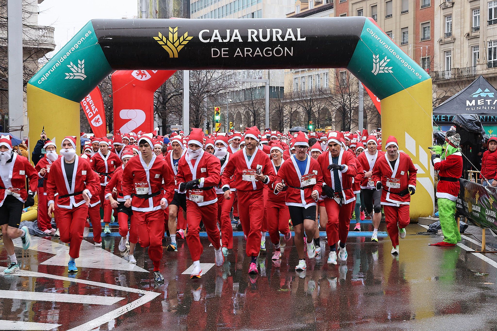 Las mejores fotos de la Carrera de Papá Noel de Zaragoza 2025. Plaza España. 0045