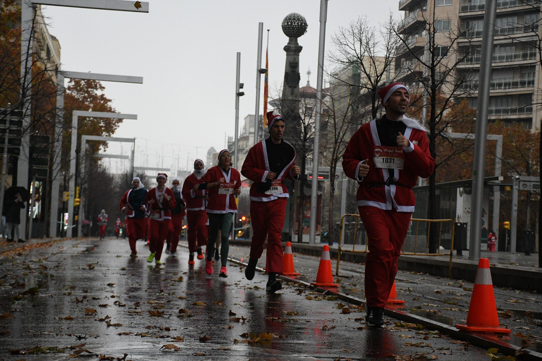 Las mejores fotos de la Carrera de Papá Noel de Zaragoza 2025. Independencia. 4033