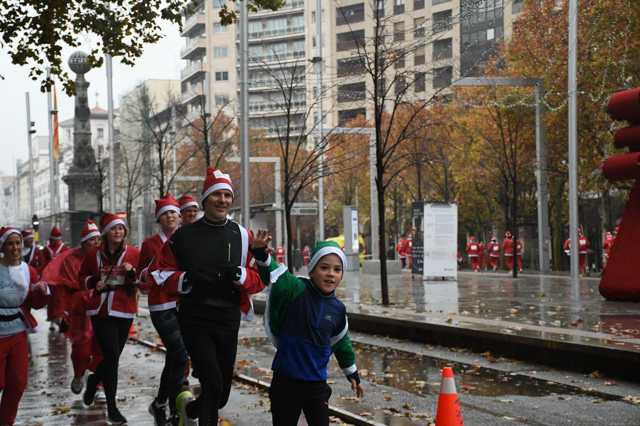 Las mejores fotos de la Carrera de Papá Noel de Zaragoza 2025. Independencia. 4305