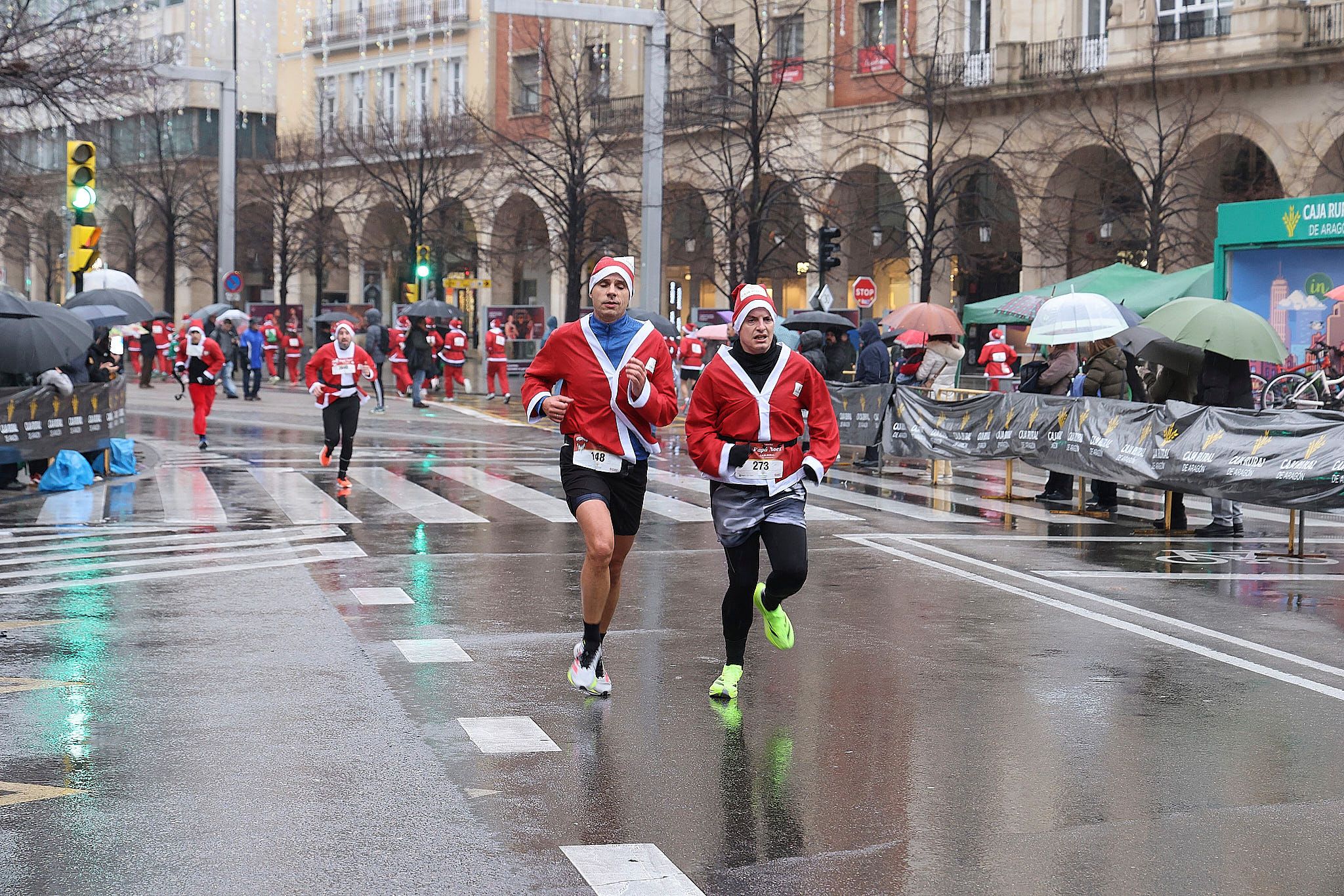 Las mejores fotos de la Carrera de Papá Noel de Zaragoza 2025. Plaza España. 0206